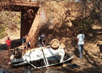 Bebê é encontrado vivo entre os corpos dos pais após carro cair de ponte de cinco metros