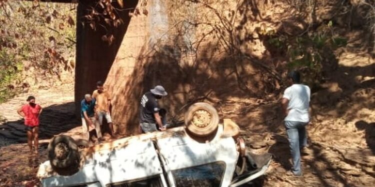 Bebê é encontrado vivo entre os corpos dos pais após carro cair de ponte de cinco metros