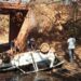 Bebê é encontrado vivo entre os corpos dos pais após carro cair de ponte de cinco metros