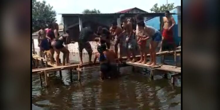 Tragédia: Bebê cai de ponte improvisada e morre afogado no Cacau Pirêra