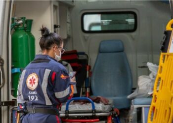 Grávida de 2 meses morre eletrocutada após ajustar antena de TV com faca