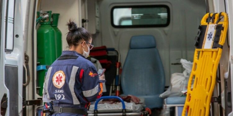 Grávida de 2 meses morre eletrocutada após ajustar antena de TV com faca