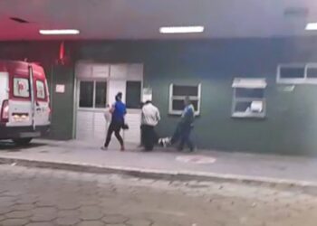 Homem é esfaqueado em parada de ônibus após sair do trabalho; bandidos roubaram o celular da vítima