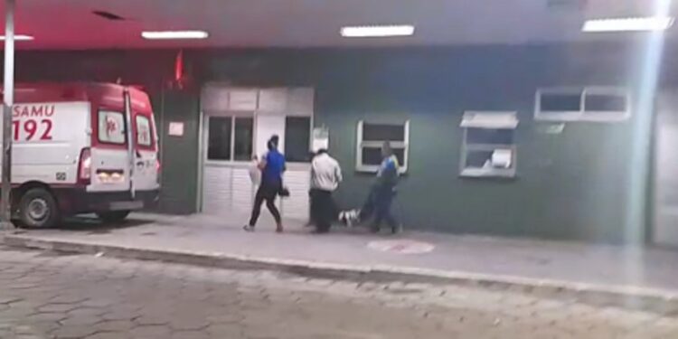 Homem é esfaqueado em parada de ônibus após sair do trabalho; bandidos roubaram o celular da vítima
