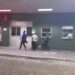 Homem é esfaqueado em parada de ônibus após sair do trabalho; bandidos roubaram o celular da vítima