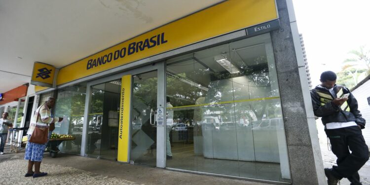 Banco do Brasil anuncia concurso com vagas para 21 municípios do Amazonas: salário passa de R$ 3 mil