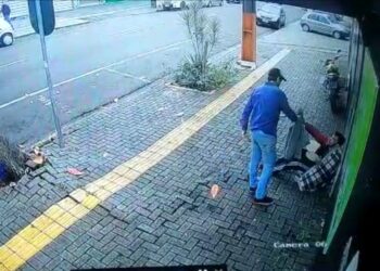 Vendedor de paçoca dá a própria blusa de frio para morador de rua; assista o vídeo