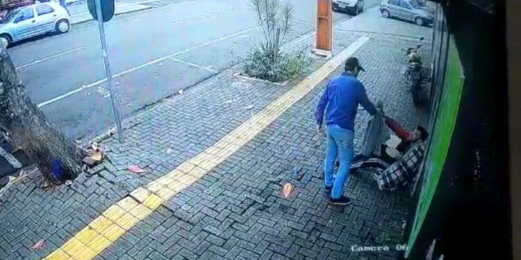 Vendedor de paçoca dá a própria blusa de frio para morador de rua; assista o vídeo