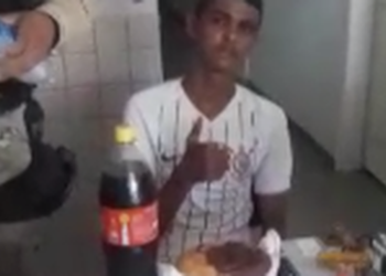Jovem comemora 18 anos na delegacia junto com militares logo após ser preso