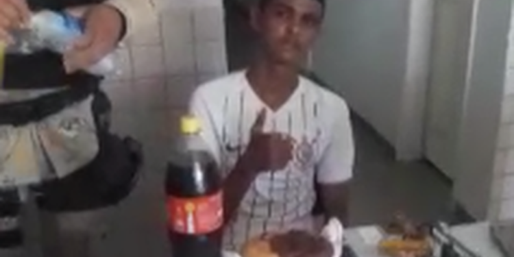 Jovem comemora 18 anos na delegacia junto com militares logo após ser preso
