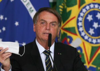 Bolsonaro pede parecer para desobrigar uso de máscara por vacinados contra Covid-19