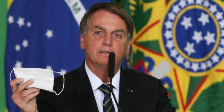Bolsonaro pede parecer para desobrigar uso de máscara por vacinados contra Covid-19
