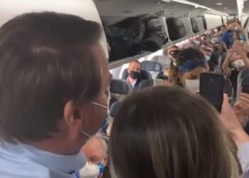 Vídeo: Bolsonaro é hostilizado e vaiado ao aparecer de surpresa em avião