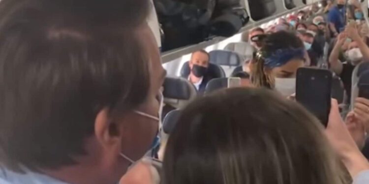 Vídeo: Bolsonaro é hostilizado e vaiado ao aparecer de surpresa em avião
