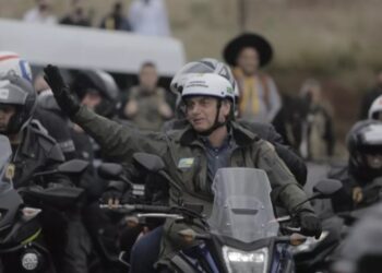 Homem portando faca é detido durante motociata de Bolsonaro