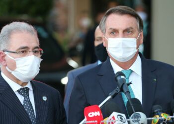 Governo formaliza contrato com Fiocruz para vacina de Oxford