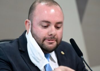 Deputado Fausto Júnior é humilhado e fica sem resposta na CPI da Covid