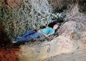 Bêbado pega no sono na beira da estrada e é confundido com cadáver pela polícia