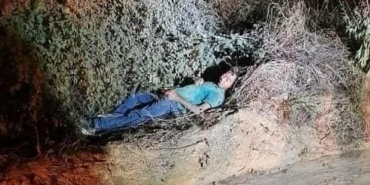 Bêbado pega no sono na beira da estrada e é confundido com cadáver pela polícia