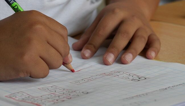 Menino de 6 anos vai parar na UTI após ser espancado pelo pai ao errar tarefa da escola