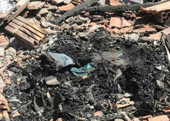 Idoso morre carbonizado após tacar fogo na própria casa; motivo seria separação