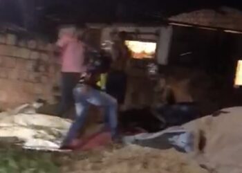 Suspeito de assaltar ônibus em Manaus é espancado pelo povo e fica entre a vida e a morte