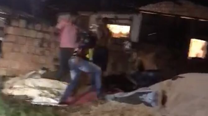 Suspeito de assaltar ônibus em Manaus é espancado pelo povo e fica entre a vida e a morte