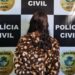 Mãe é presa após abandonar filhos em casa por 7 dias para consumir álcool e drogas
