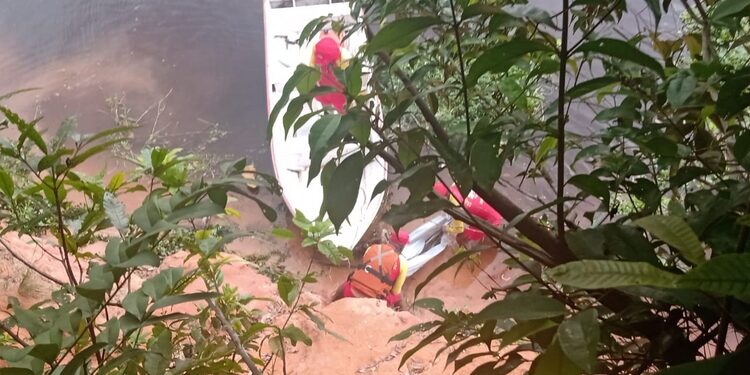 Adolescente sai para nadar em rio escondida da mãe e acaba morrendo afogada em Manaus