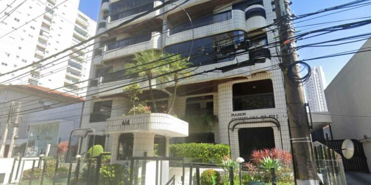 Garoto morre ao cair de cobertura no 9º andar; varanda não tinha proteção