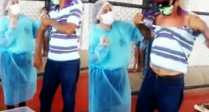 Homem rasga a camisa para ser vacinado logo e diverte a internet