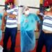 Homem rasga a camisa para ser vacinado logo e diverte a internet