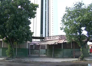 Mulher trans em situação de rua é queimada viva em praça por adolescente