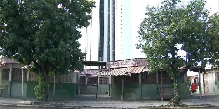 Mulher trans em situação de rua é queimada viva em praça por adolescente