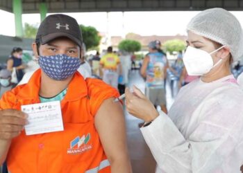 Emocionada, agente de limpeza de Manacapuru é vacinada após ter a família contaminada pela Covid