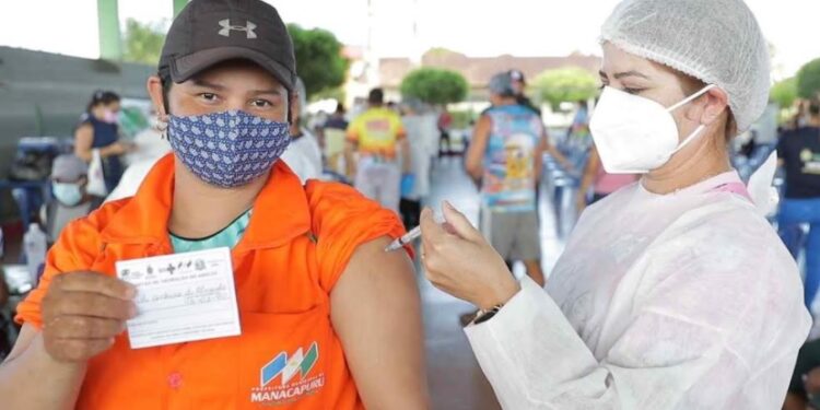 Emocionada, agente de limpeza de Manacapuru é vacinada após ter a família contaminada pela Covid