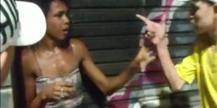 Travesti furta celular e acaba espancada por homens no Centro de Manaus; veja o vídeo
