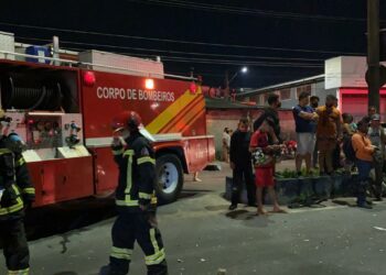 Acidente grave entre caminhão e carro deixa vítimas presas nas ferragens