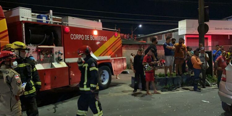 Acidente grave entre caminhão e carro deixa vítimas presas nas ferragens
