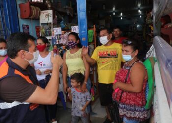 Em Tabatinga, Wilson Lima distribui cartões do Auxílio Enchente
