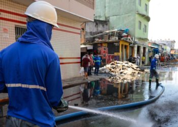 Sanitização na Barão de São Domingos e rua dos Barés limpa sujeira deixada pela cheia
