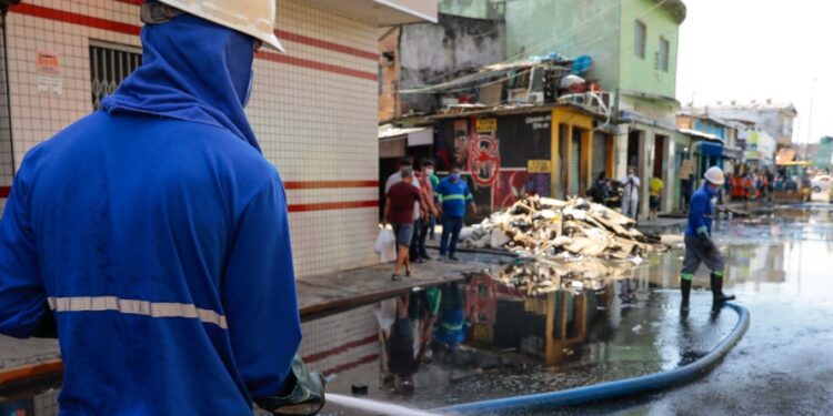 Sanitização na Barão de São Domingos e rua dos Barés limpa sujeira deixada pela cheia