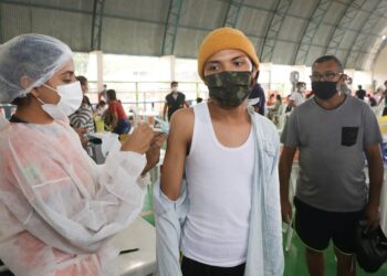 Após perdas na pandemia, pai e filho celebram vacinação contra Covid-19