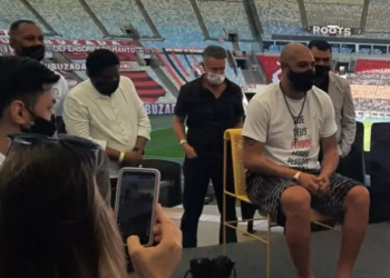 Adriano Imperador é homenageado na Calçada da Fama, do Maracanã