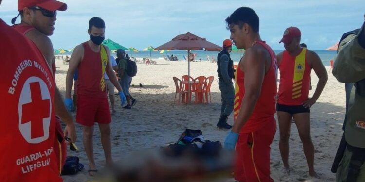 Homem morre após ser atacado por tubarão durante banho de mar