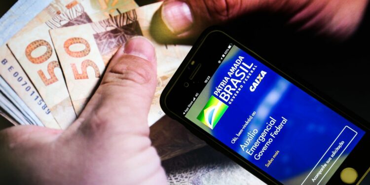 Auxílio emergencial: caixa libera saque para trabalhadores nascidos em maio