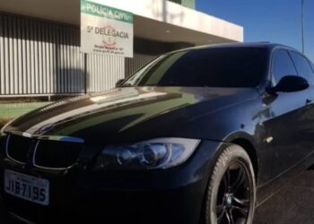 BMW usada por traficantes para entregar drogas é apreendida em operação