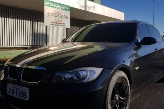 BMW usada por traficantes para entregar drogas é apreendida em operação