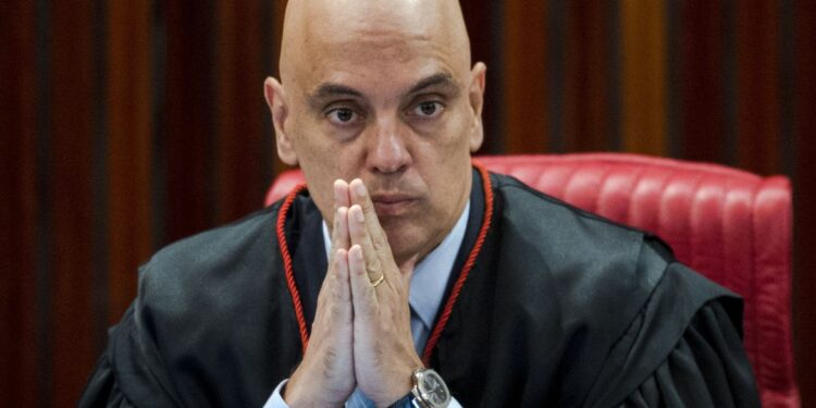 Após Bolsonaro ameaçar eleições, Moraes rebate: “O Brasil votará soberanamente em 2022”