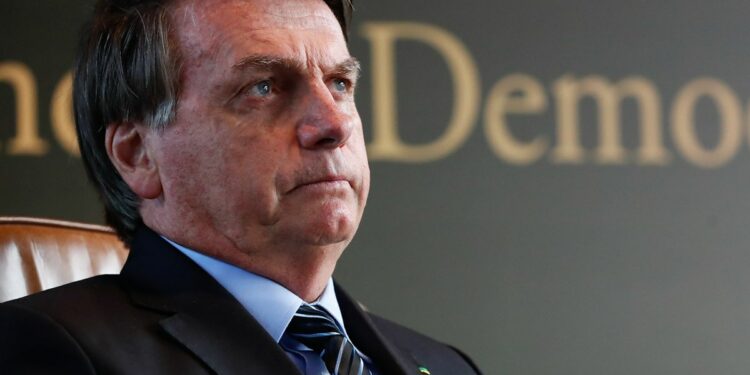 Bolsonaro é internado com fortes dores abdominais